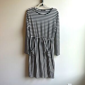 Black and White Striped Knee-Length Dress with Pockets! XL
